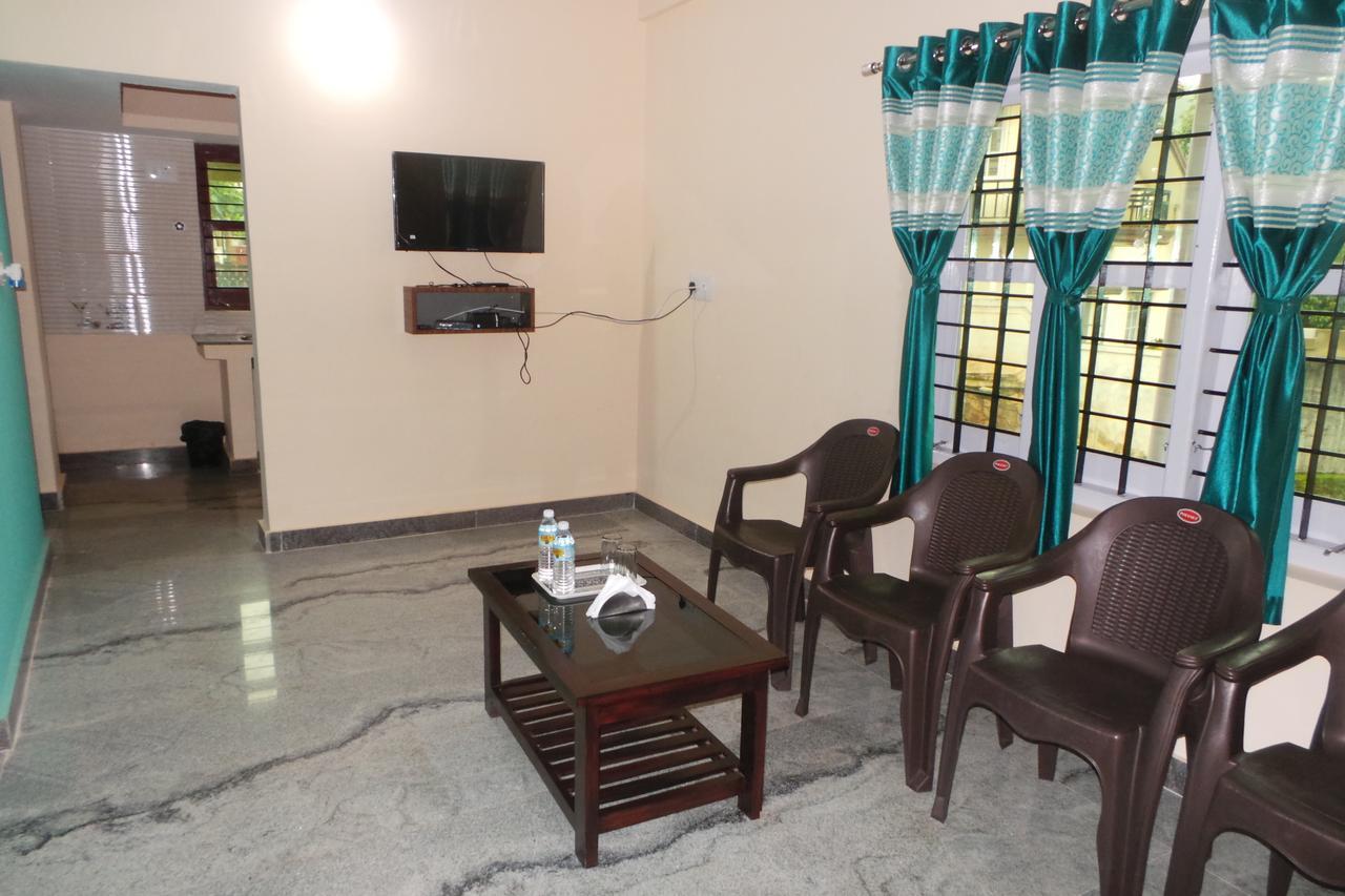 Iroomz Sri Vinayaka Comfort Virajpet Exterior photo