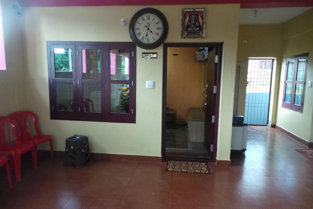 Iroomz Sri Vinayaka Comfort Virajpet Exterior photo