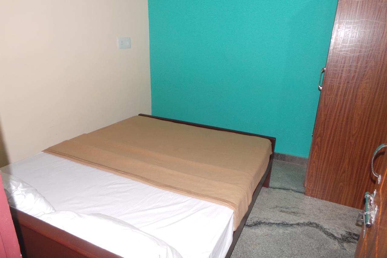 Iroomz Sri Vinayaka Comfort Virajpet Exterior photo